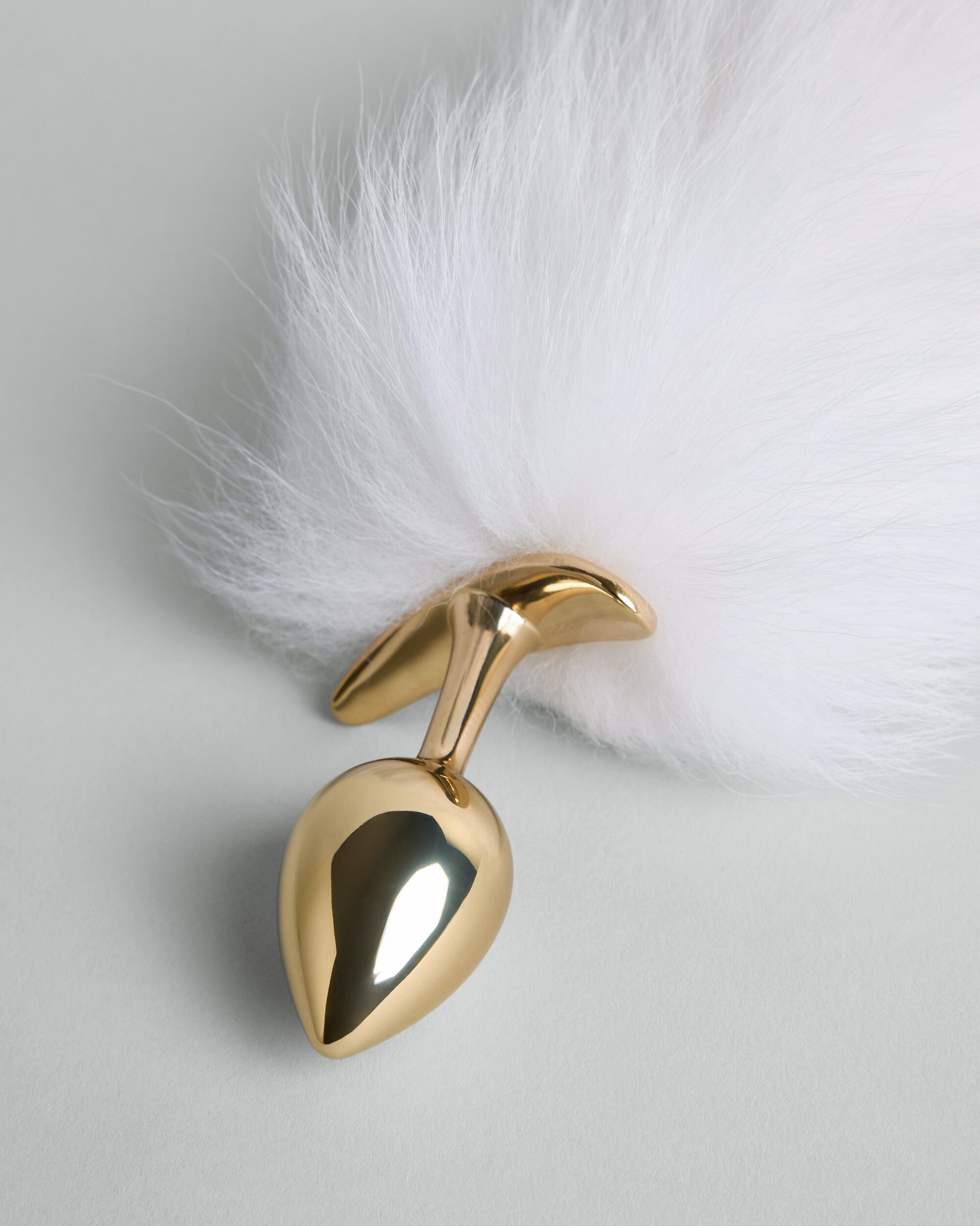 SELF Seductions Aurelia Sensual Curve Jewel – sophisticated gold accessory with white faux-fur detail