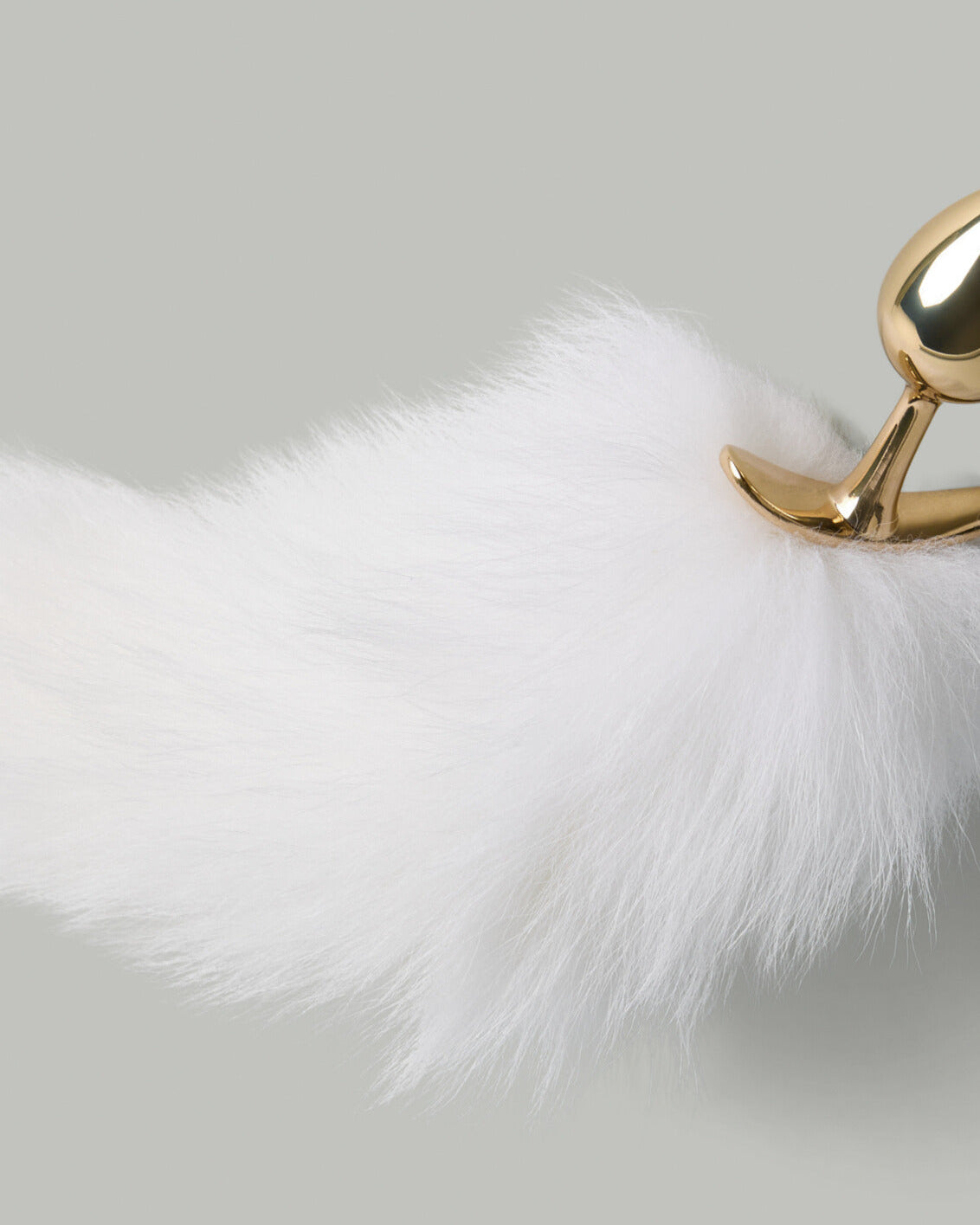 Detail view of the Aurelia Sensual Curve Jewel in gold and white faux-fur – refined SELF Seductions design