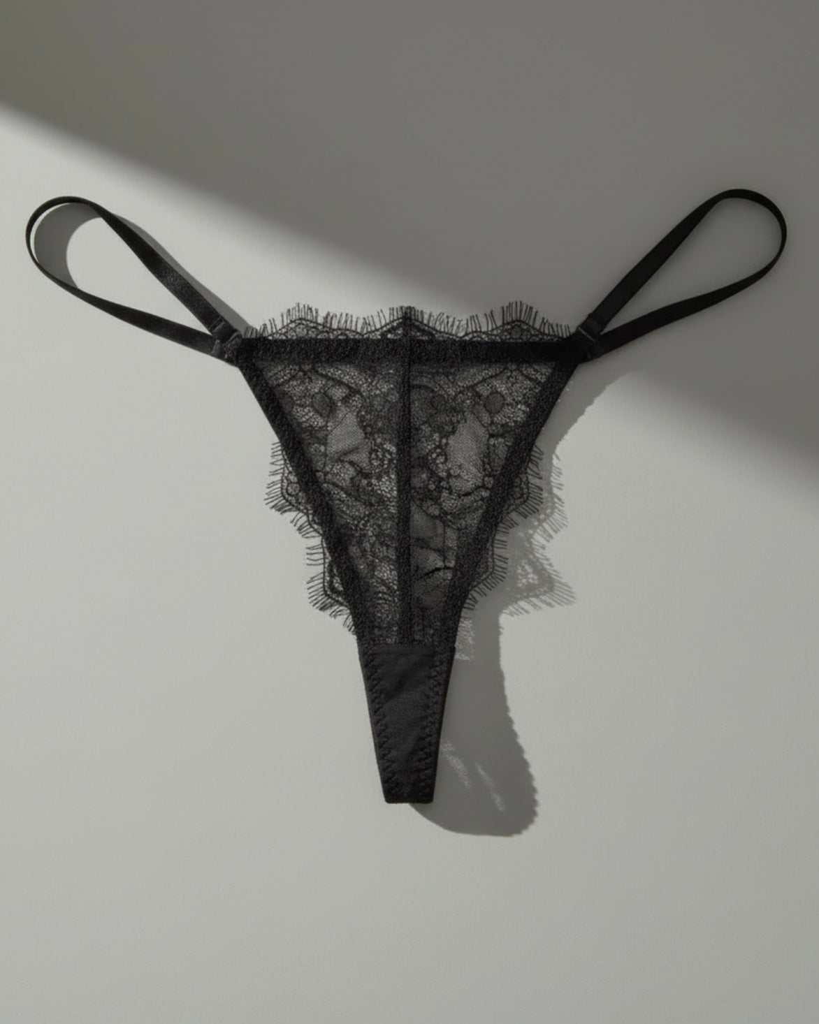 Emma svart spets-trosa med romantisk spetsdetalj - lyxig lingerie för Alla hjärtans dag