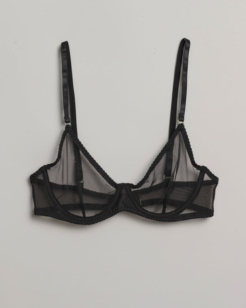 svart mesh bh mot ljusgrå bakgrund